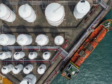 Un buque petrolero atracado junto a los tanques de almacenamiento de petr&oacute;leo en Hong Kong