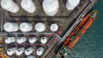 Un buque petrolero atracado junto a los tanques de almacenamiento de petróleo en Hong Kong Un buque petrolero atracado junto a los tanques de almacenamiento de petróleo en Hong Kong