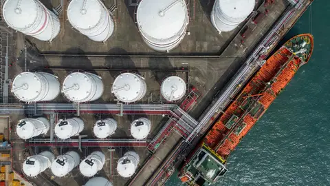 Un buque petrolero atracado junto a los tanques de almacenamiento de petróleo en Hong Kong Un buque petrolero atracado junto a los tanques de almacenamiento de petróleo en Hong Kong