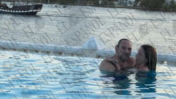 José Luis Ábalos y Andrea de la Torre, en la piscina de su hotel en Colombia.