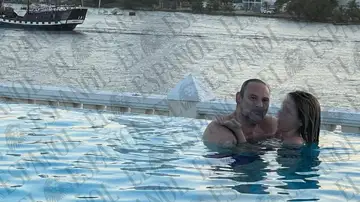José Luis Ábalos y Andrea de la Torre, en la piscina de su hotel en Colombia. José Luis Ábalos y Andrea de la Torre, en la piscina de su hotel en Colombia.