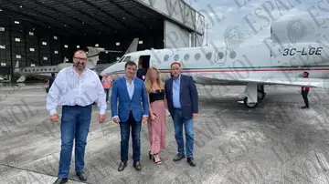 Koldo García, Dr. Palomo, Andrea de la Torre y José Luis Ábalos, frente al jet que usaron en Guinea Ecuatorial. Koldo García, Dr. Palomo, Andrea de la Torre y José Luis Ábalos, frente al jet que usaron en Guinea Ecuatorial.