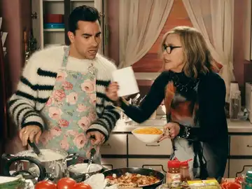 Catherine O’Hara como Moira Rose y Dan Levy como David Rose en Schitt’s Creek Catherine O’Hara como Moira Rose y Dan Levy como David Rose en Schitt’s Creek