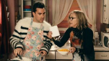 Catherine O&rsquo;Hara como Moira Rose y Dan Levy como David Rose en Schitt&rsquo;s Creek