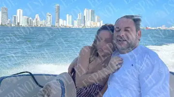 Andrea de la Torre y José Luis Ábalos, abrazados a bordo de un yate a gran velocidad. Andrea de la Torre y José Luis Ábalos, abrazados a bordo de un yate a gran velocidad.