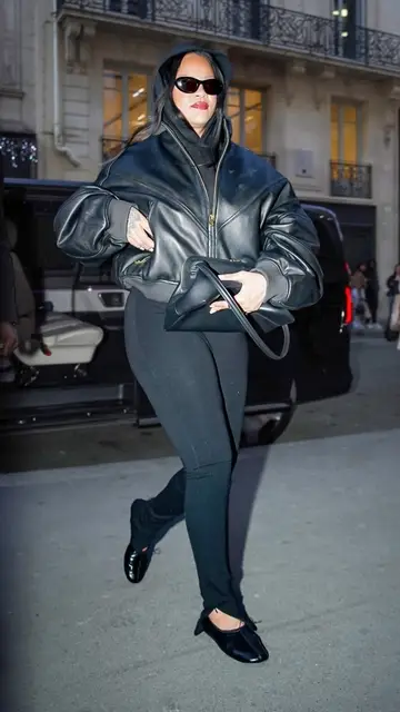 Rihanna ante las cámaras en Paris Rihanna ante las cámaras en Paris