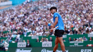 Alcaraz durante su partido ante B&aacute;ez en Montecarlo