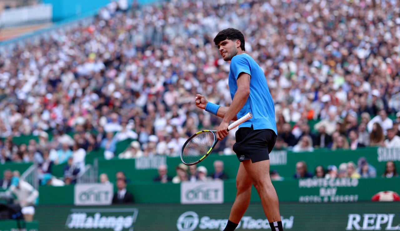 Alcaraz durante su partido ante B&aacute;ez en Montecarlo