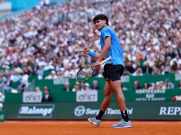 Alcaraz durante su partido ante B&aacute;ez en Montecarlo