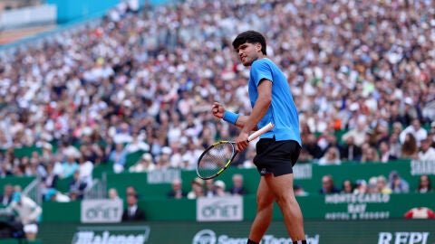 Alcaraz durante su partido ante B&aacute;ez en Montecarlo