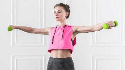 Mujer haciendo ejercicio con mancuernas