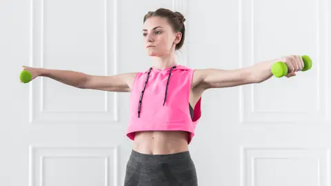 Mujer haciendo ejercicio con mancuernas Mujer haciendo ejercicio con mancuernas