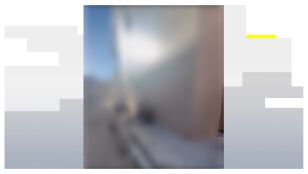 Un grupo de j&oacute;venes observa c&oacute;mo uno de ellos le propina una paliza a un menor de edad en Sant Joan de Vilatorrada, Barcelona.