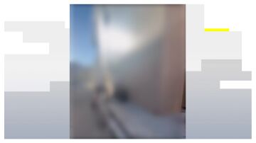 Un grupo de j&oacute;venes observa c&oacute;mo uno de ellos le propina una paliza a un menor de edad en Sant Joan de Vilatorrada, Barcelona.