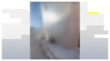 Un grupo de jóvenes observa cómo uno de ellos le propina una paliza a un menor de edad en Sant Joan de Vilatorrada, Barcelona. Un grupo de jóvenes observa cómo uno de ellos le propina una paliza a un menor de edad en Sant Joan de Vilatorrada, Barcelona.