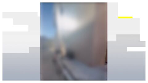 Un grupo de j&oacute;venes observa c&oacute;mo uno de ellos le propina una paliza a un menor de edad en Sant Joan de Vilatorrada, Barcelona.