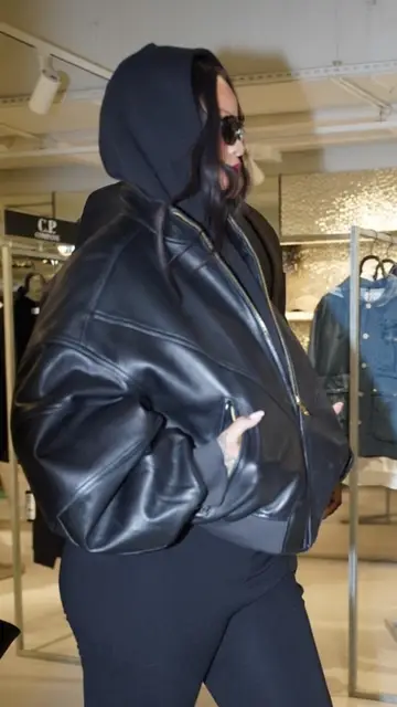 Rihanna ante las cámaras en Paris Rihanna ante las cámaras en Paris