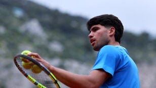 Carlos Alcaraz durante su partido ante B&aacute;ez en Montecarlo
