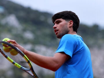 Carlos Alcaraz durante su partido ante B&aacute;ez en Montecarlo