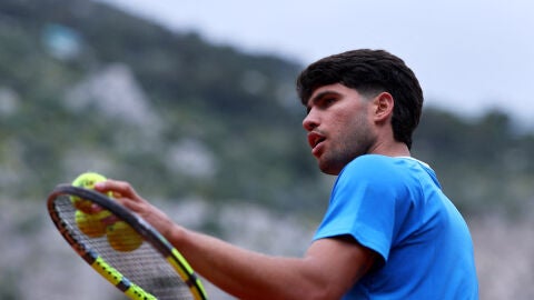 Carlos Alcaraz durante su partido ante B&aacute;ez en Montecarlo