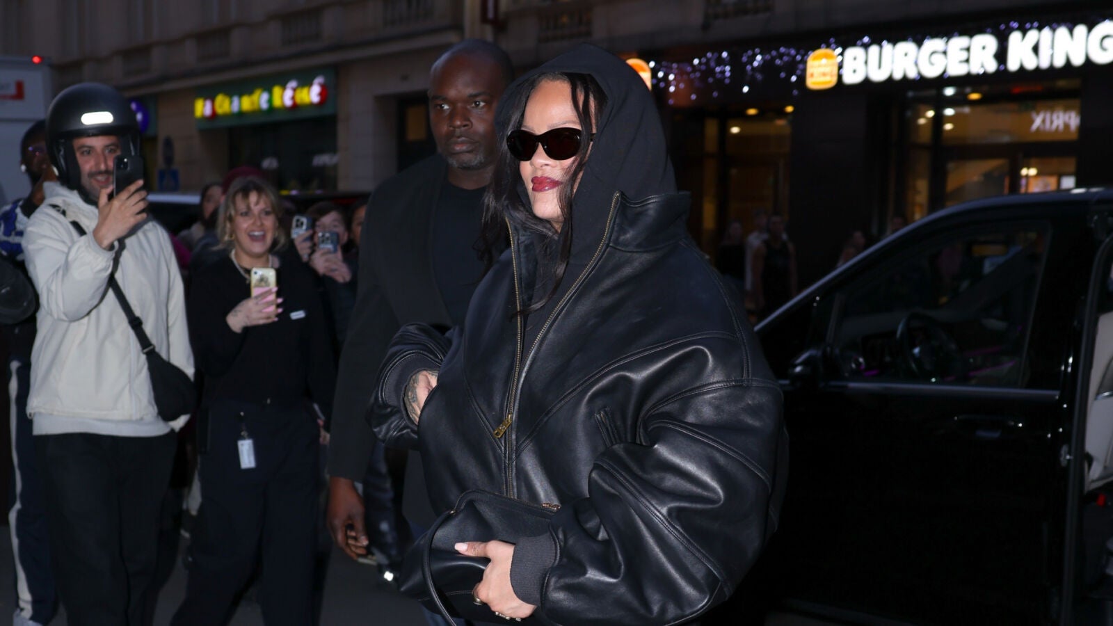 Rihanna reafirma que las chaquetas de piel oversize son la prenda estrella de la temporada