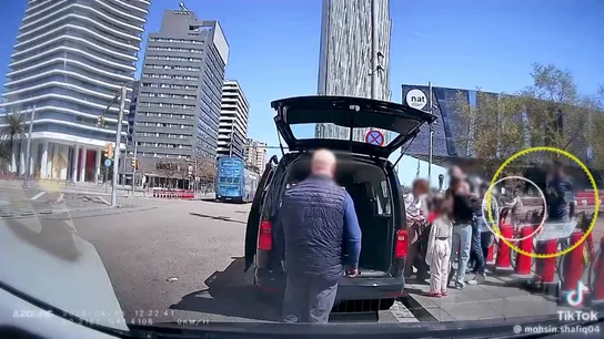 Imagen del intento de robo a unos turistas en Barcelona Imagen del intento de robo a unos turistas en Barcelona