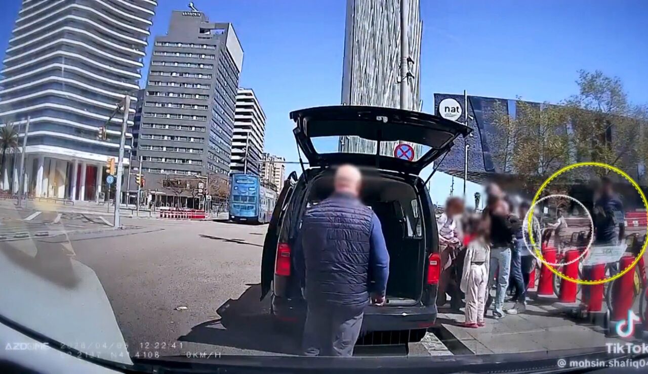 Imagen del intento de robo a unos turistas en Barcelona
