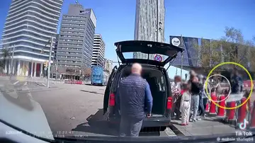 Imagen del intento de robo a unos turistas en Barcelona Imagen del intento de robo a unos turistas en Barcelona