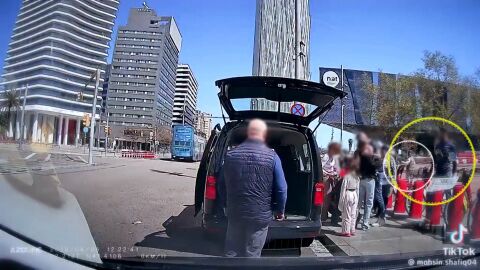 Imagen del intento de robo a unos turistas en Barcelona