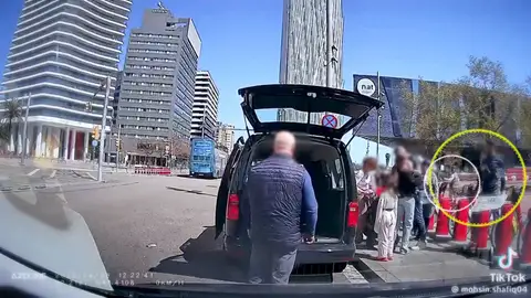 Imagen del intento de robo a unos turistas en Barcelona Imagen del intento de robo a unos turistas en Barcelona