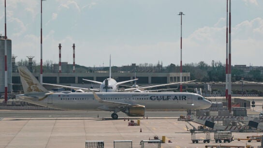 Cuatro aeropuertos italianos advierten de restricciones en el combustible