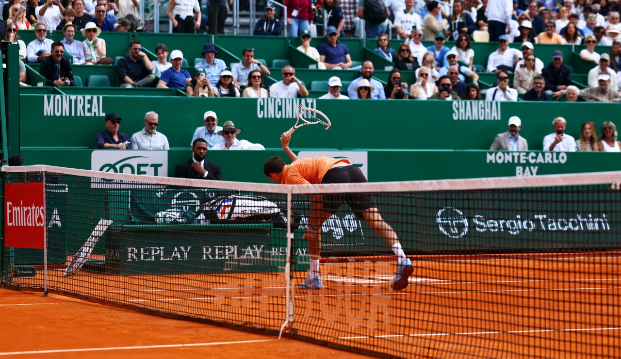 Daniil Medvedev destrozando su raqueta en su partido ante Matteo Berrettini