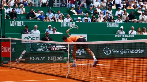 Daniil Medvedev destrozando su raqueta en su partido ante Matteo Berrettini Daniil Medvedev destrozando su raqueta en su partido ante Matteo Berrettini