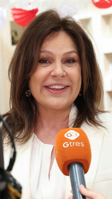 Nuria González atendiendo a la prensa