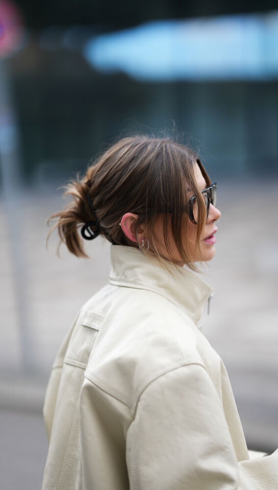 Mujer con una pinza de pelo