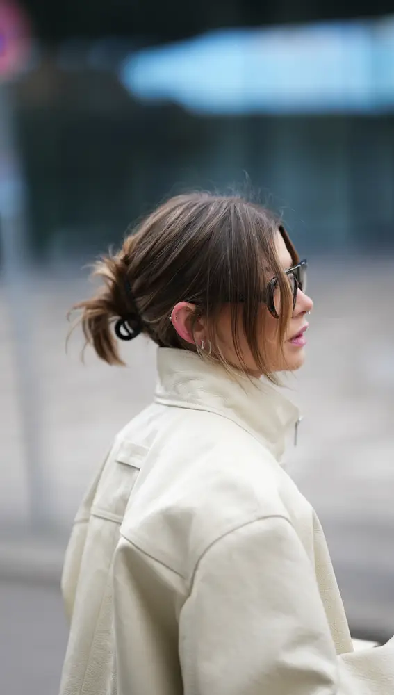 Mujer con una pinza de pelo Mujer con una pinza de pelo