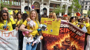 Varios cientos de educadoras de escuelas infantiles de 0-3 a&ntilde;os se han concentrado ante el Ministerio de Educaci&oacute;n 
