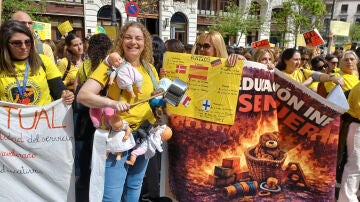 Varios cientos de educadoras de escuelas infantiles de 0-3 a&ntilde;os se han concentrado ante el Ministerio de Educaci&oacute;n 