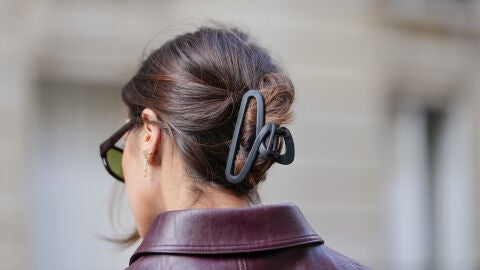 Mujer con una pinza de pelo