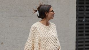 Mujer con una pinza de pelo