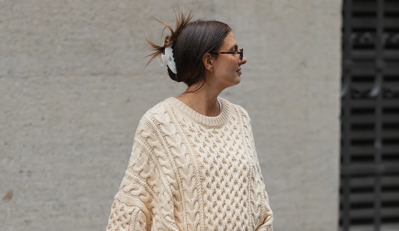 Mujer con una pinza de pelo