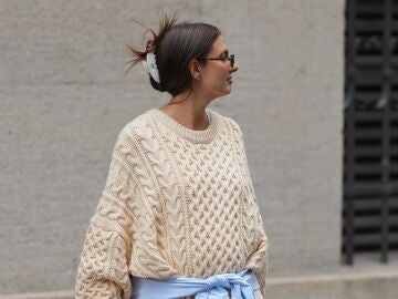 Mujer con una pinza de pelo