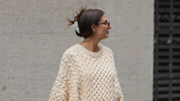 Mujer con una pinza de pelo