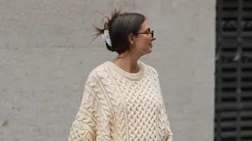 Mujer con una pinza de pelo Mujer con una pinza de pelo