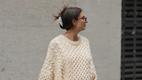 Mujer con una pinza de pelo Mujer con una pinza de pelo