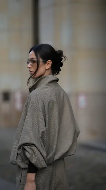Mujer con una pinza de pelo Mujer con una pinza de pelo