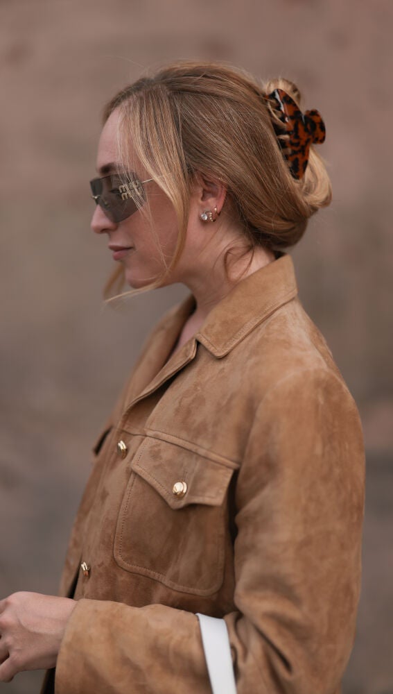 Mujer con una pinza de pelo