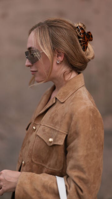 Mujer con una pinza de pelo