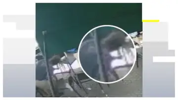 El camarero ayuda a la niña que sufría el atragantamiento en Sevilla. El camarero ayuda a la niña que sufría el atragantamiento en Sevilla.