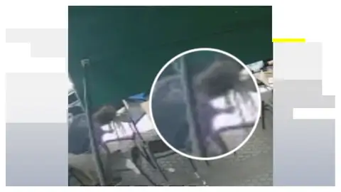 El camarero ayuda a la niña que sufría el atragantamiento en Sevilla. El camarero ayuda a la niña que sufría el atragantamiento en Sevilla.